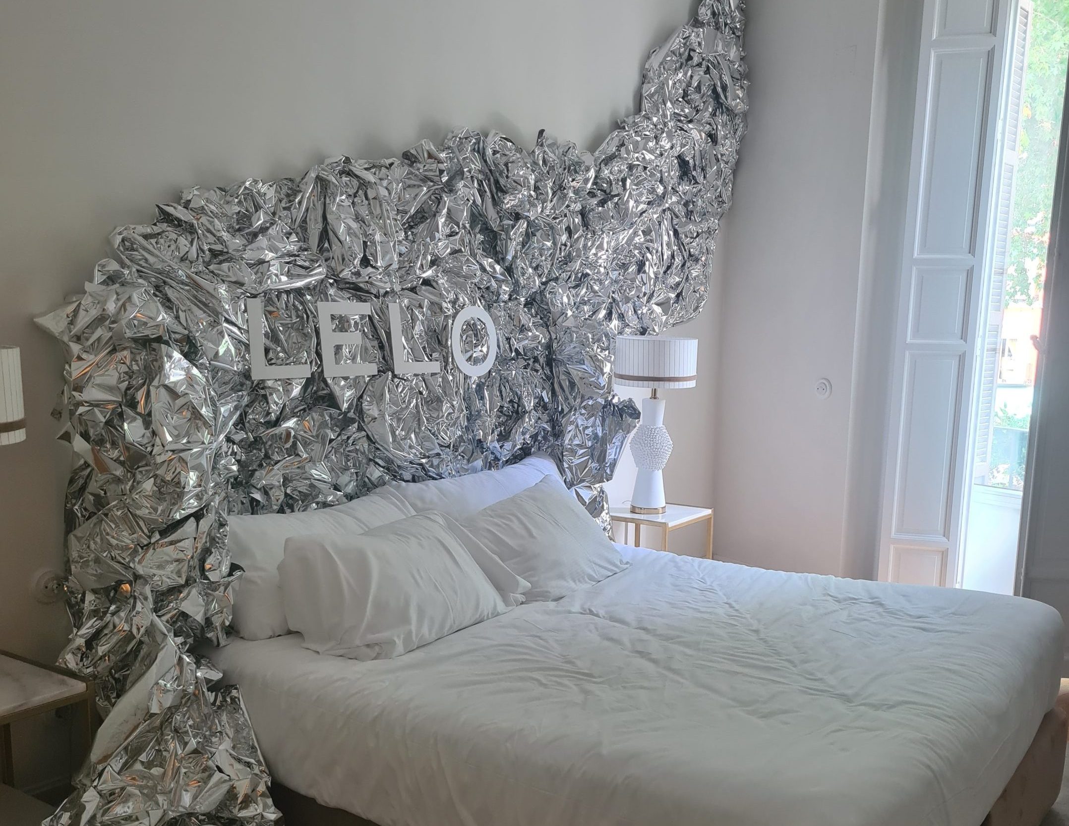 Instalación futurística con papel plata
