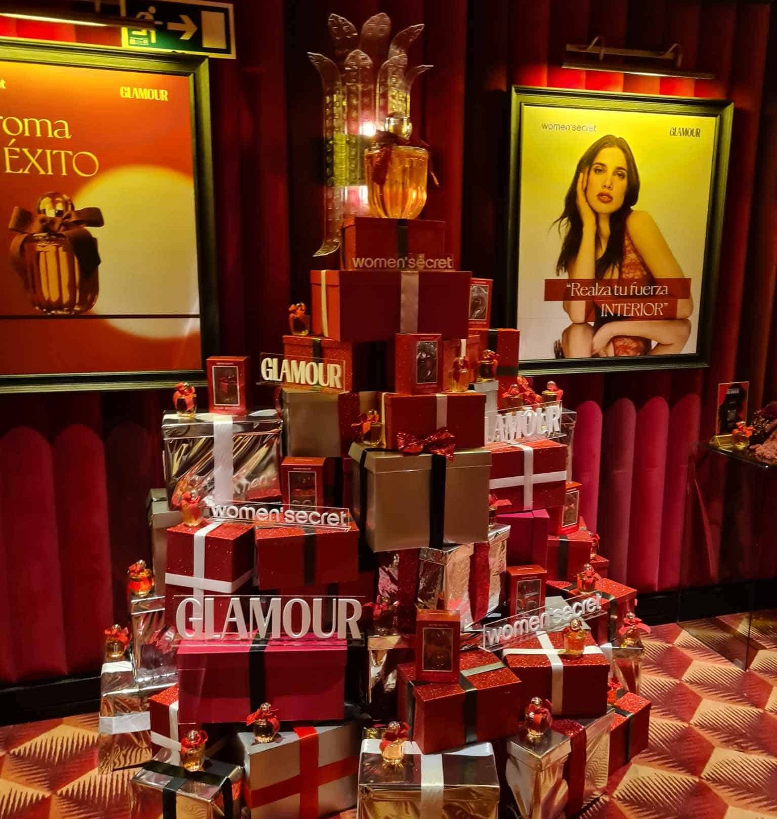 Árbol de Navidad hecho con regalos